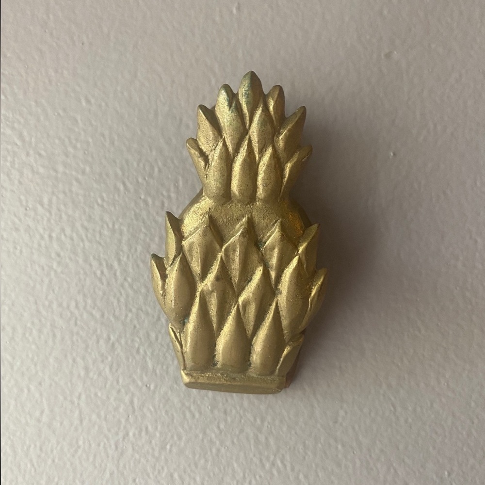Brass pineapple wall hanging clip